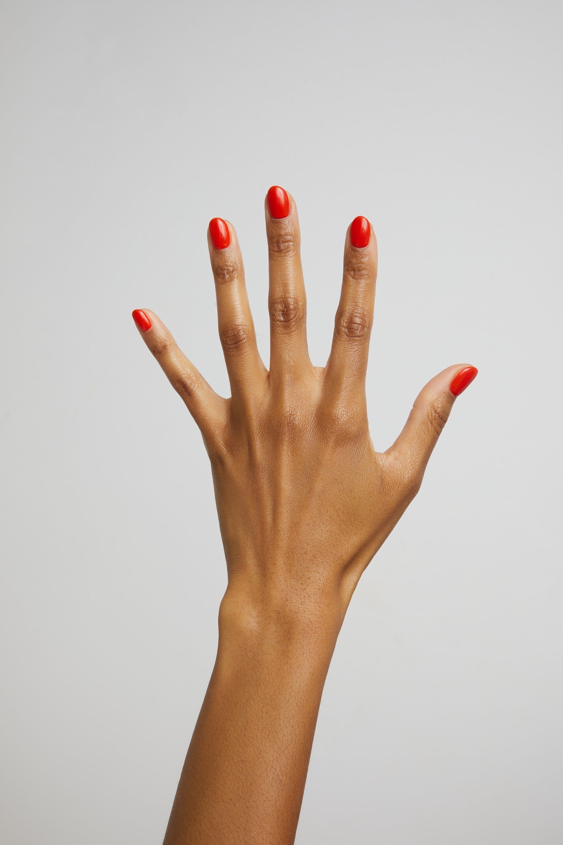 hand model wearing Truth Oar Dare gel nail polish 
